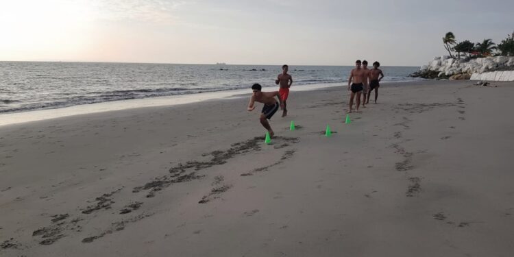 PIBES Fútbol Club Continúa su Preparación en la Playa de Jámbelí