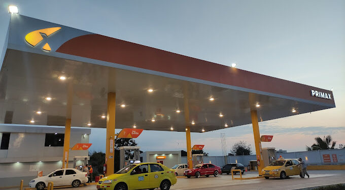 8 sujetos armados asaltaron una gasolinera