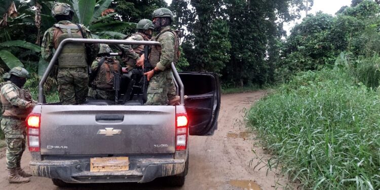 Militares y policías fueron atacados por 16 terroristas en Ponce Enríquez