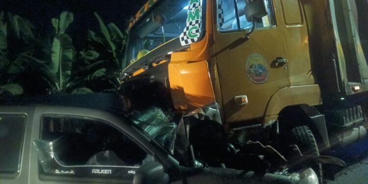 Un herido en choque frontal entre camioneta y volquete