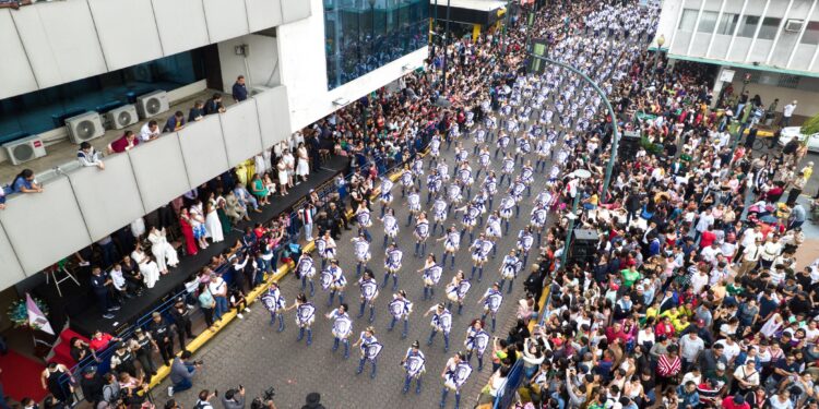 Estudiantes e instituciones rindieron homenaje a Machala en su bicentenario
