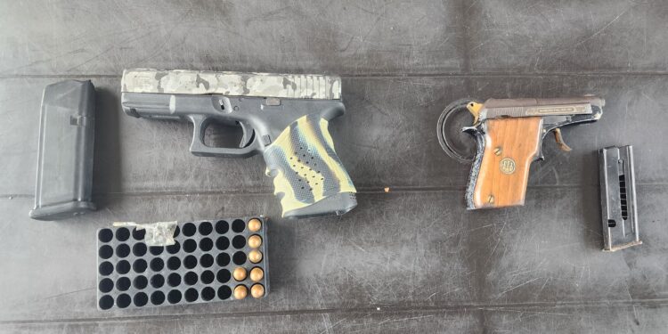 Detenidos con armas de fuego y una motocicleta robada