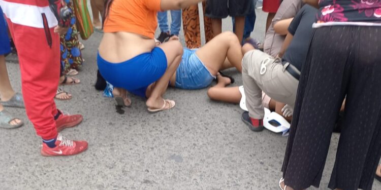 Madre con heridas en la cabeza al chocar con la puerta de un taxi