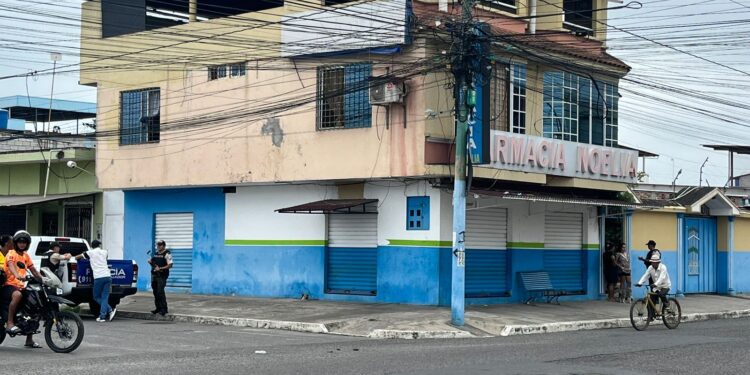 Lanzaron taco de dinamita contra farmacia