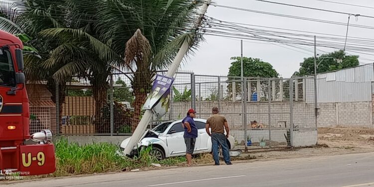 Carro chocó con un poste de alumbrado público
