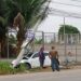 Carro chocó con un poste de alumbrado público
