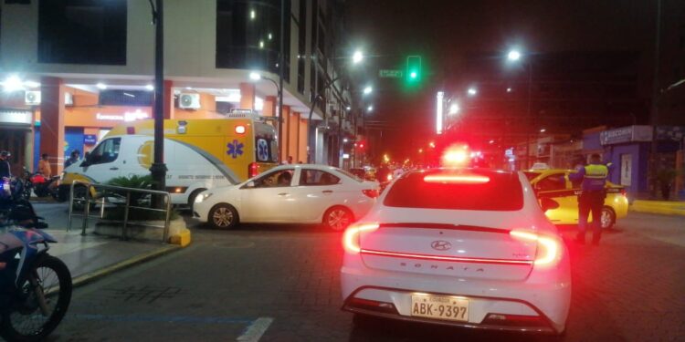 Cuatro heridos al chocar dos motocicletas en el centro de Machala