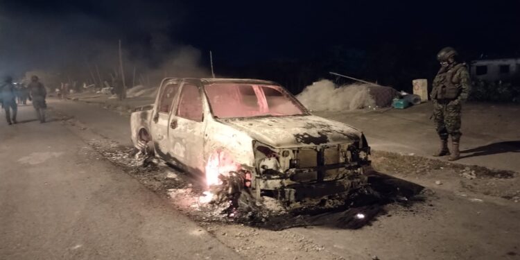 Terror en Tenguel por un ataque que dejó tres muertos y un carro incendiado
