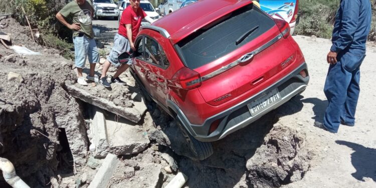 Vehículo se hundió en vía que conecta El Oro – Azuay