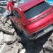 Vehículo se hundió en vía que conecta El Oro – Azuay