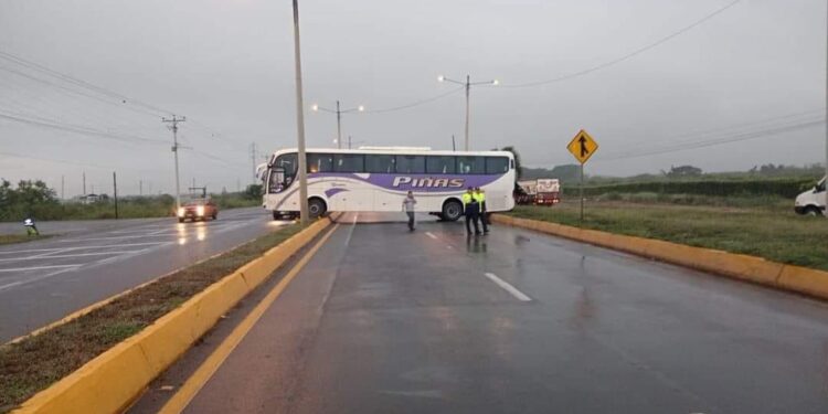 Bus de la cooperativa Piñas sufrió accidente