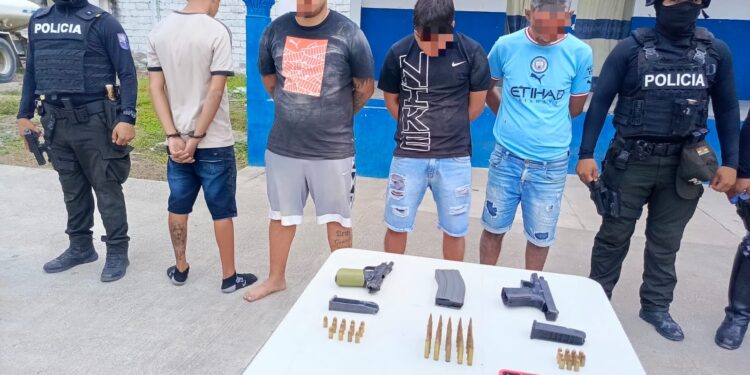 Cuatro sujetos en poder de dos pistolas fueron detenidos