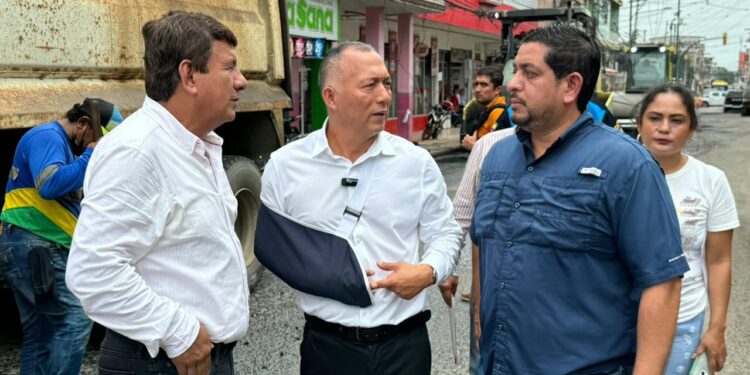 Prefectura de El Oro y municipio reasfaltan calles céntricas de Pasaje