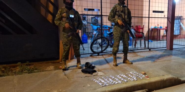 Delincuentes abandonaron sobres de sustancias ilícitas para no ser capturados