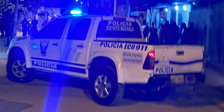 Con cuatro bombas molotov atacaron una vivienda