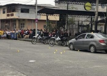 Mujer es asesinada en el exterior de una unidad educativa