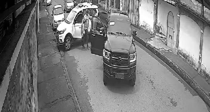 Tres sujetos armados secuestraron un policía