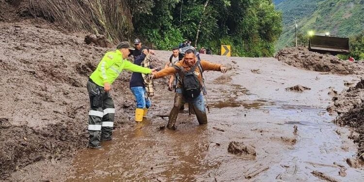 8 personas fallecidas tras deslave que afectó varios sectores de Baños de Agua Santa