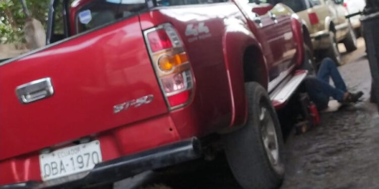 Robaron la camioneta del maestro de ceremonia de Premiación Salón de Junio