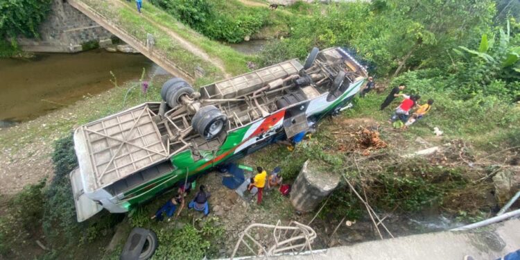 Mujer que murió en el accidente de bus llevaba a sus tres hijos a la escuela