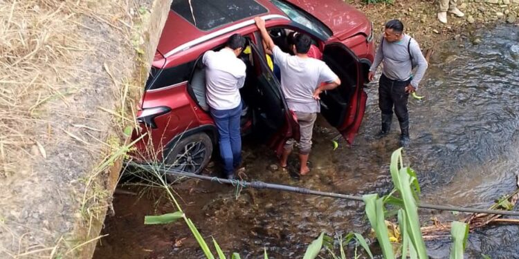Un carro se cayó de un puente quedando heridos sus ocupantes