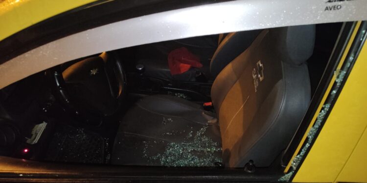 Sujeto que habría roto el vidrio de un carro para robar un celular fue detenido