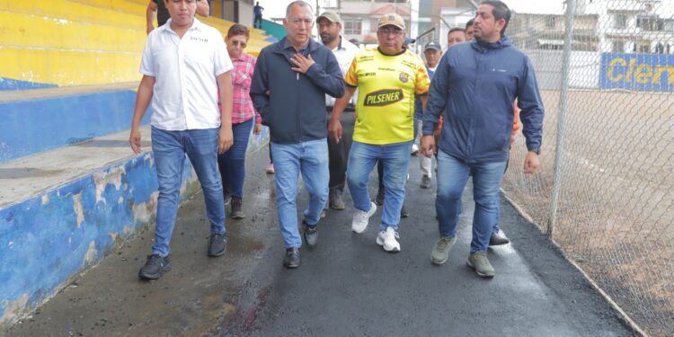 Prefectura mejora instalaciones de complejo deportivo con asfaltado de caminos internos
