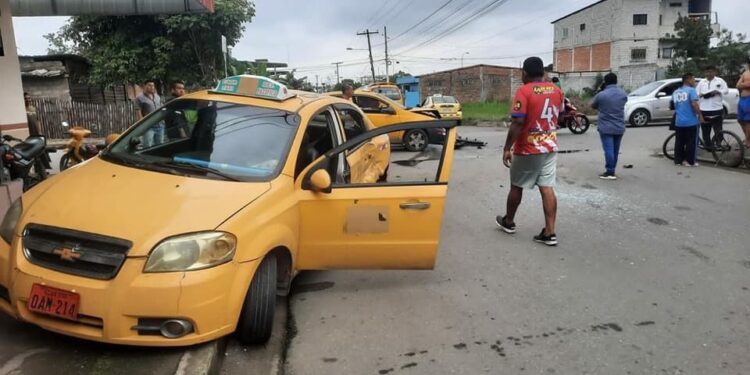 Dos taxis chocaron en Santa Rosa