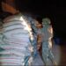 En un desguazadero de carros encontraron sacos de urea robado