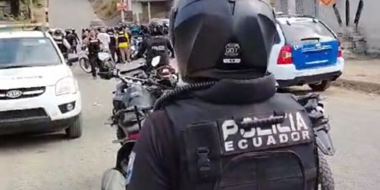 40 terroristas armados acorralaron a cuatro policías y ejecutaron a uno de los agentes