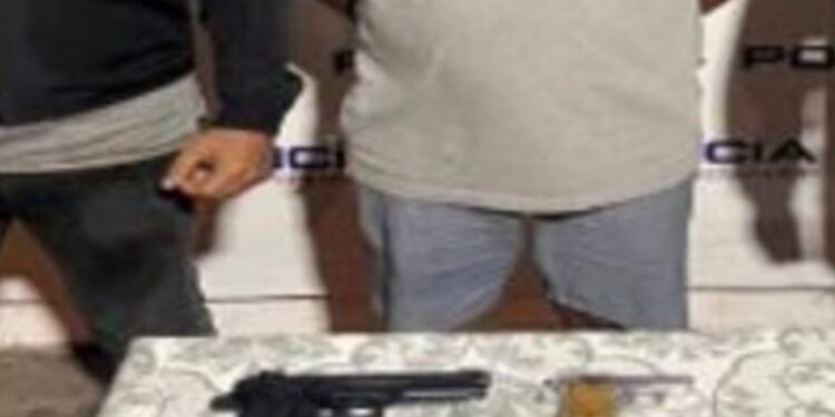 En operativo fue detenido con dos armas de fuego