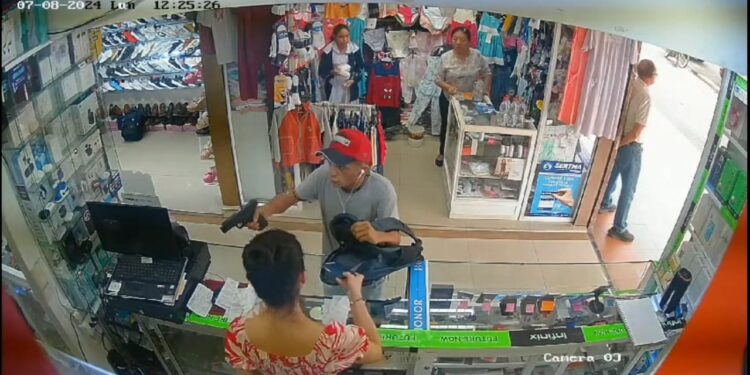 Delincuente armado asaltó un local de celulares en La Bahía