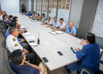 Gobernador Blacio se reúne con representantes del transporte pesado de El Oro