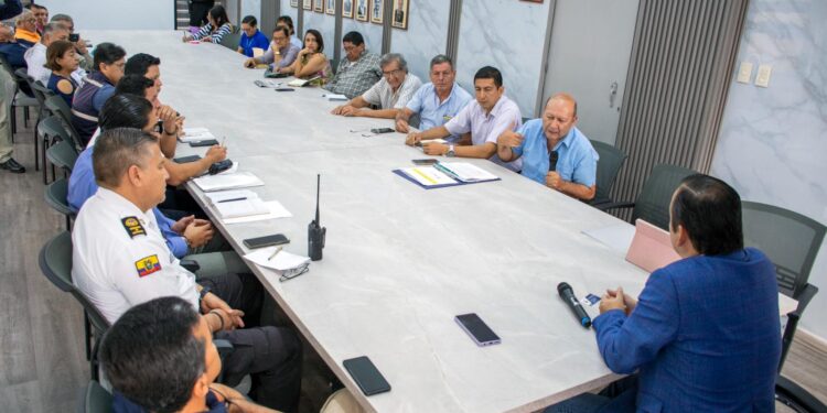 Gobernador Blacio se reúne con representantes del transporte pesado de El Oro