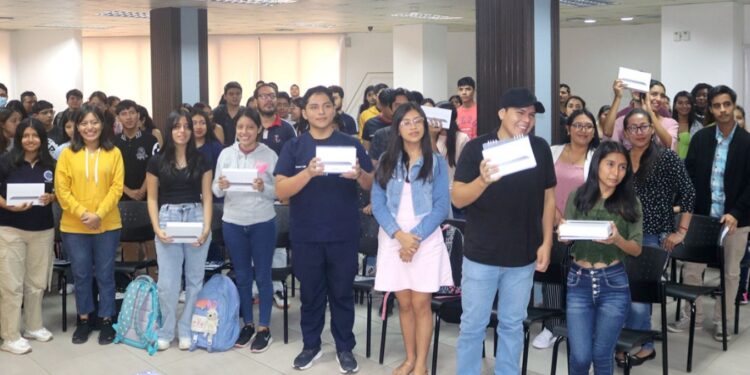 140 estudiantes de la UTMACH recibieron tablets