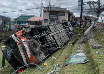 Un bus cayó sobre el graderío de una cancha de fútbol