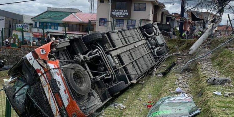 Un bus cayó sobre el graderío de una cancha de fútbol