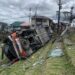 Un bus cayó sobre el graderío de una cancha de fútbol