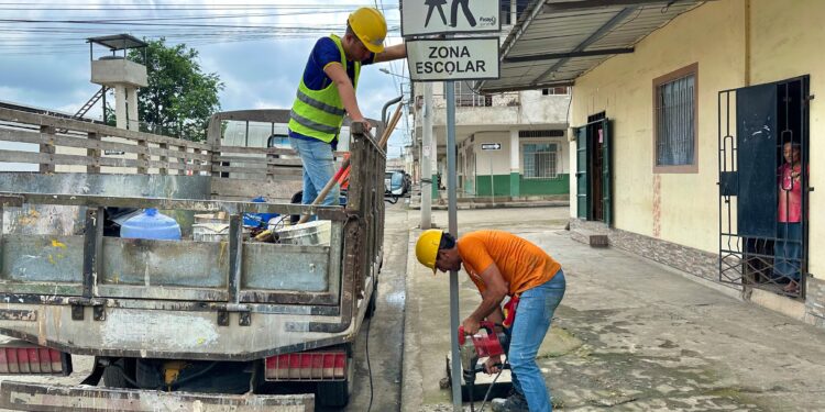 Técnicos viales realizan cambios de señalización vertical obsoletas en distintos sectores de la ciudad.