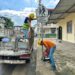 Técnicos viales realizan cambios de señalización vertical obsoletas en distintos sectores de la ciudad.