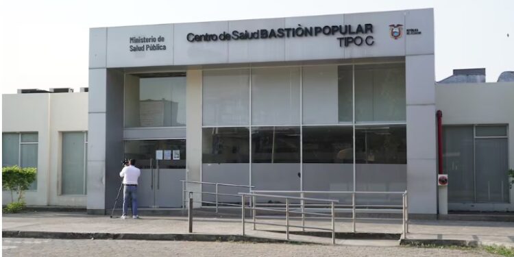 Delincuentes se llevaron a tres reos tras una balacera en un subcentro de salud