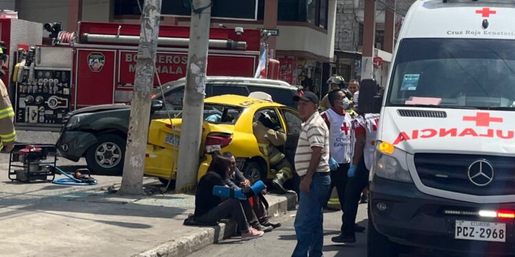 Personas atrapadas entre los fierros de un taxi en un accidente