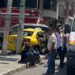 Personas atrapadas entre los fierros de un taxi en un accidente