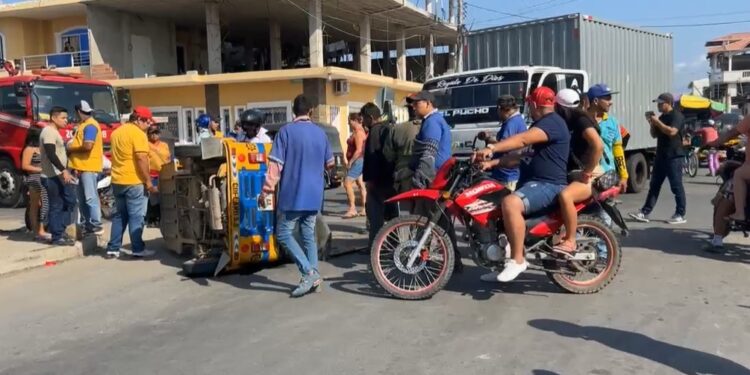 Heridos al chocar una mototaxi y un camión