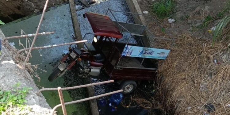 Mujer herida al caer una motocicleta en un puente