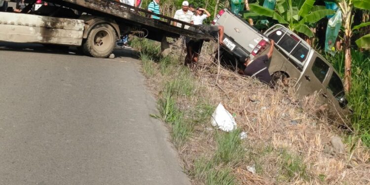 Accidente al perder una pista una camioneta