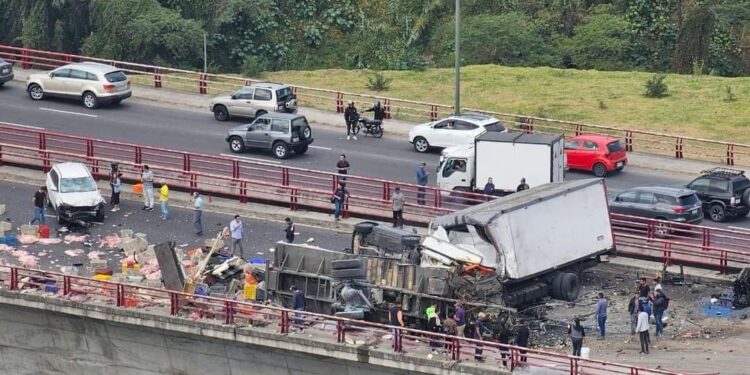 Vehículos involucrados en choque múltiple causan caos en Quito