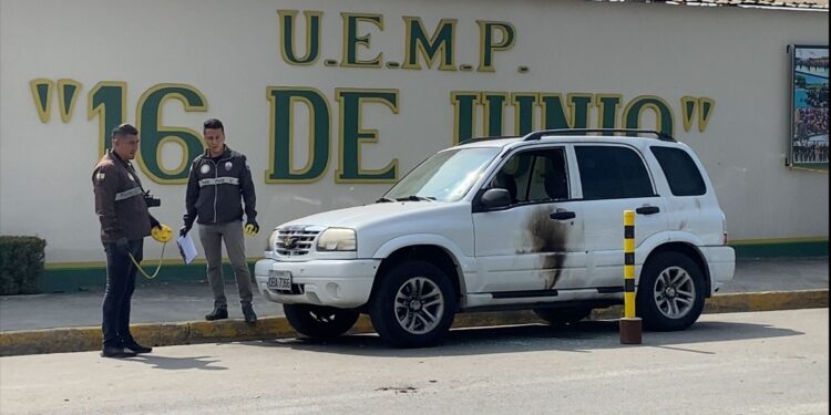 Vehículo contra el que dispararon y lanzaron bomba molotov era de un docente