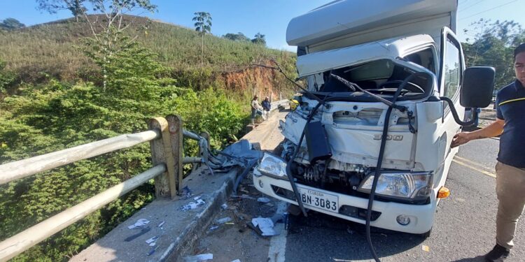 Furgón se estrelló contra la baranda del puente de “El Gallo”
