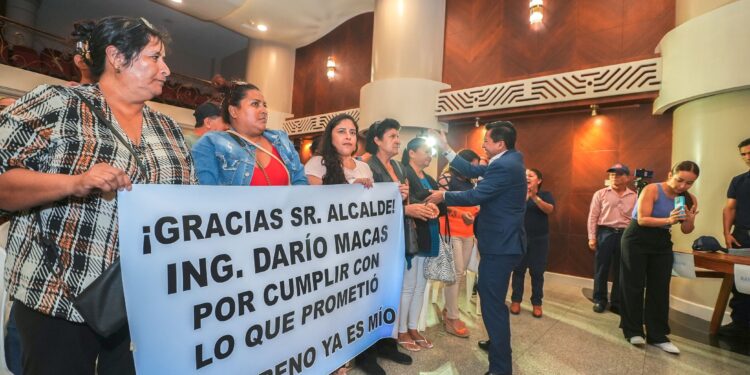 Alcalde Darío Macas entregó 163 resoluciones a posesionarios de San Francisco, 15 de Octubre, Corralitos y Rayito de Luz.